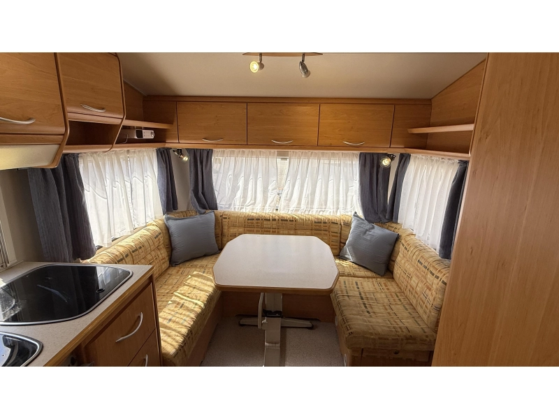 Knaus Blue Line 450 TF frans bed rondzit toilet  foto: 2