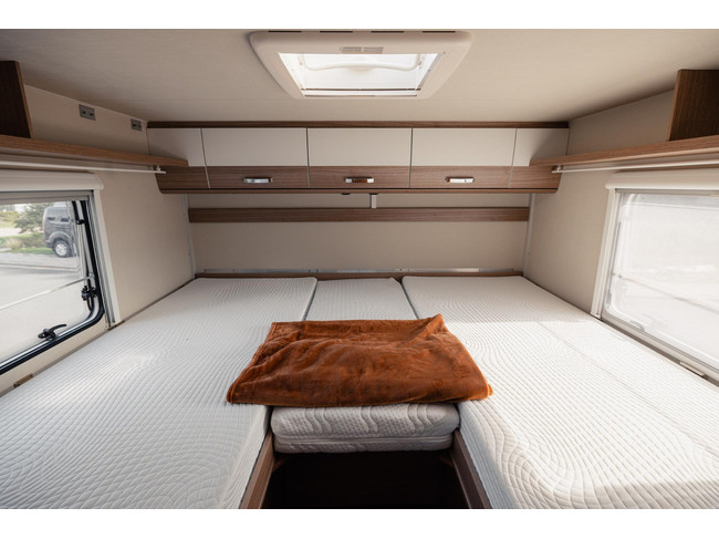 Carado T447 met hefbed foto: 23
