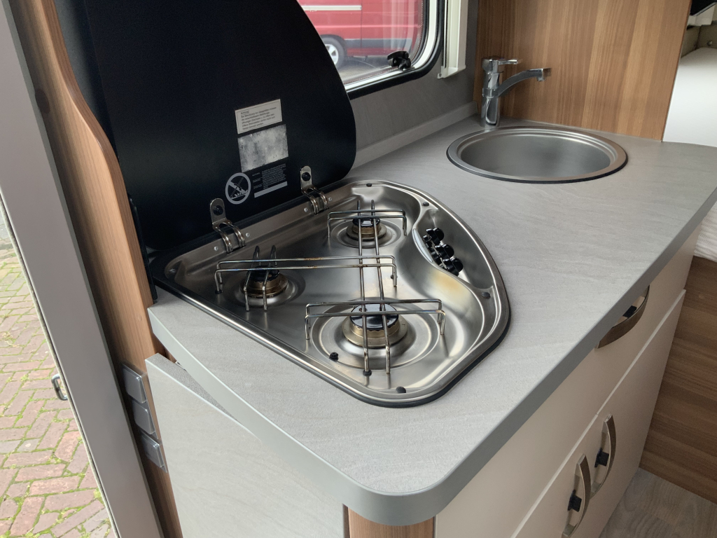 Weinsberg Cara Loft 650 ME, 2.3 MultiJ. 120 Teilintegriert, Drehsitze, Franz&ouml;sisches Bett, Bj. 2021 Camper Centrum On the Road am Noorderringweg 4 in Marum. Foto: 12