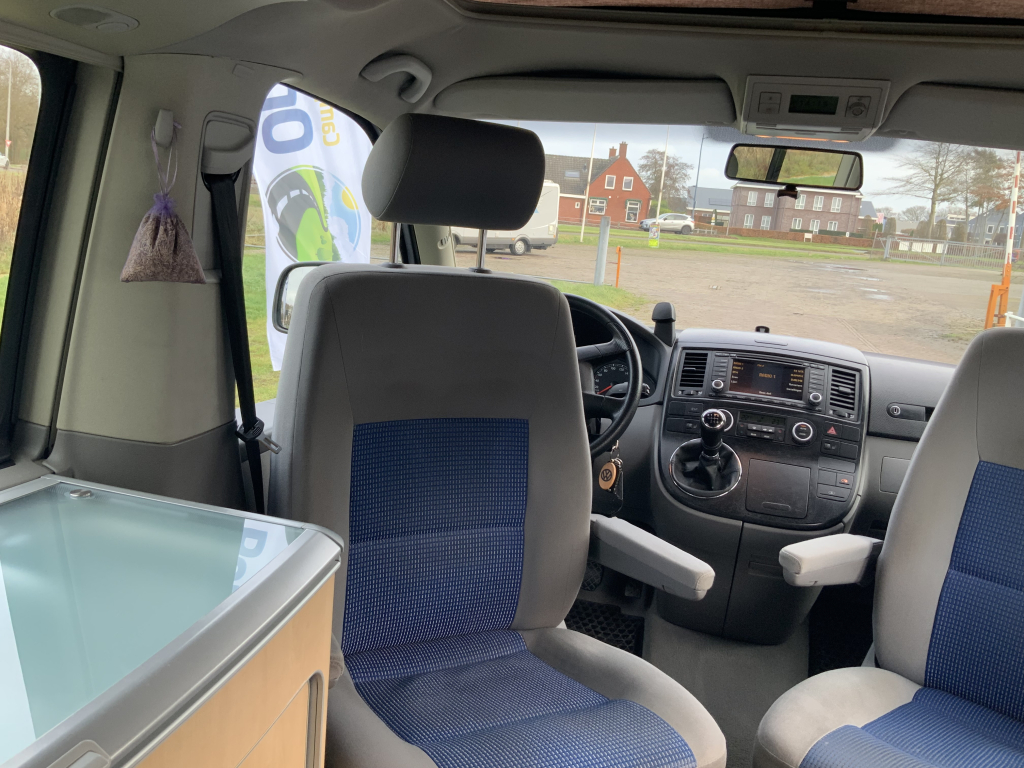 VW Westfalia California 2.5 TDi 130 PS, 5 Sitzpl&auml;tze, 4 Schlafpl&auml;tze, Elektr. Hubdach / Seitent&uuml;r, Bj 2006 Camper Centrum On the Road am Noorderringweg 4 in Marum. Foto: 5
