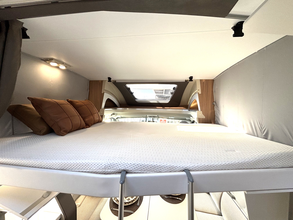 Adria Matrix Plus 670DC QUEENSBED + HEFBED + FACE TO FACE foto: 4