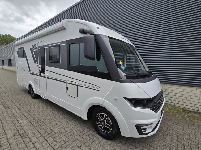 Adria SONIC SUPREME 700DL 161 PK AUTOMAAT SLECHTS 11.366 KM VEEL OPTIES SOLAR AIRCO 16 INCH VELGEN LENGTEBEDDEN HEFBED foto: 7