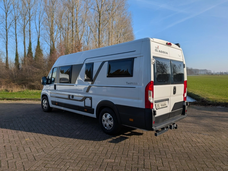 Adria Twin Axess 640 SL Lengtebedden buscamper  foto: 4