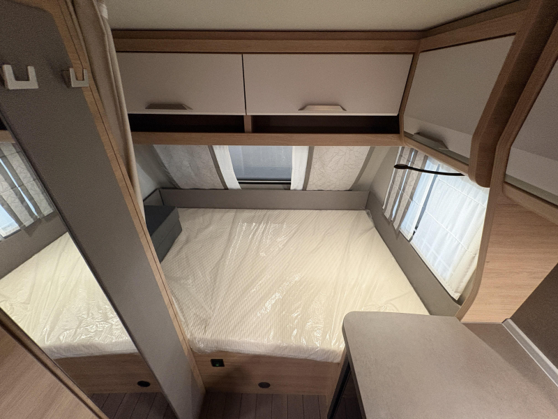 Knaus Sudwind 420 QD lit transversal / d&icirc;nette photo : 7