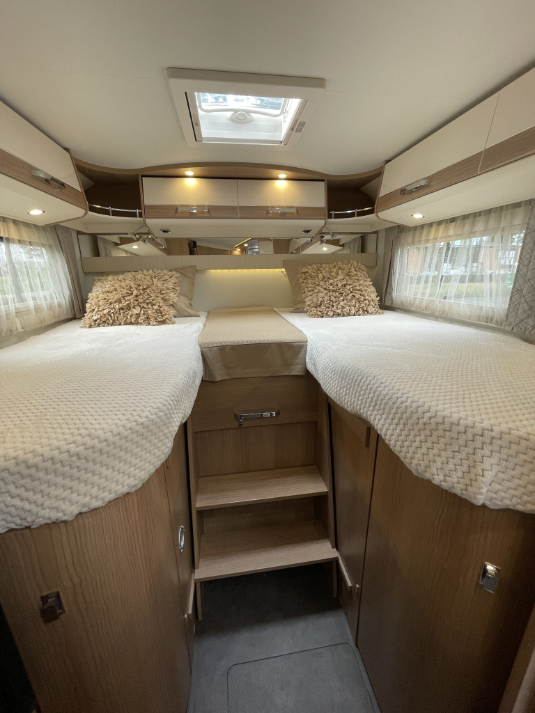 Carthago Malibu 430 LE ENKELE BEDDEN+HEFBED 6.90M BEARLOCK foto: 2