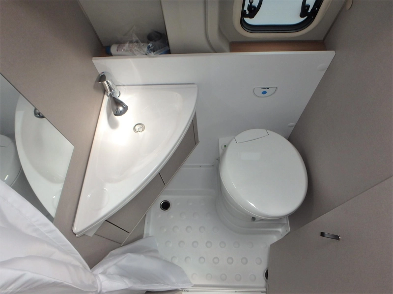 Bürstner Delfin C 621 TE HUUR € 100,00 PER DAG  foto: 21