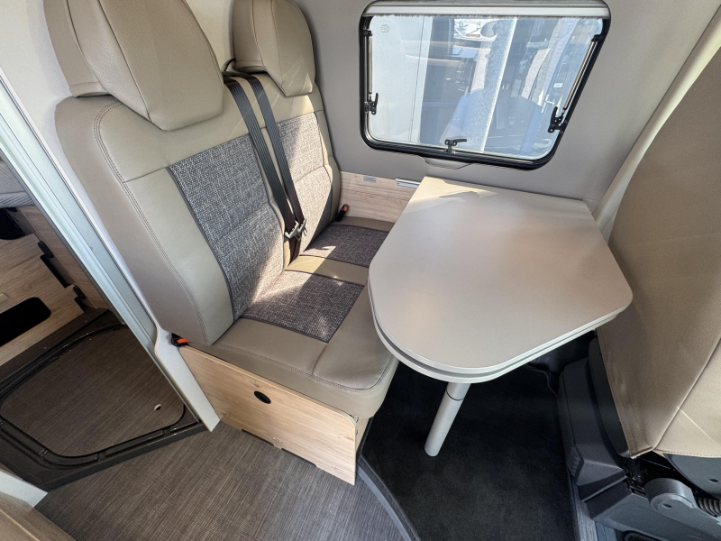 Dethleffs Globetrail Advantage 600 DR dwarsbed hefdak bovenbed  foto: 20