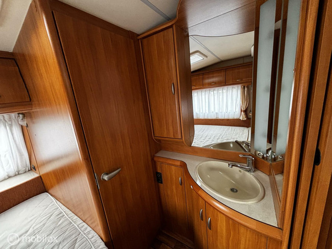 Hobby 500 KMFE STAPELBED treinzit vastbed voortent foto: 10