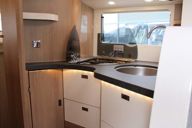 Robuuste AUTOMAAT 180 pk Malibu I 490 LE by Carthago hef-en enkele lengte bedden (124  foto: 45