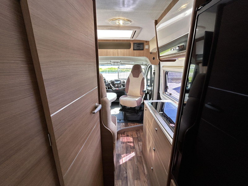 Karmann Davis 590 Transverse bed/2017/Euro6/Airco photo: 8