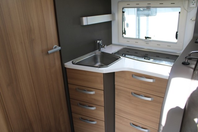 Adria Coral S 670 SC met elektrisch in hoogte verstelbaar Queensbed slechts 40801 km (65  foto: 32