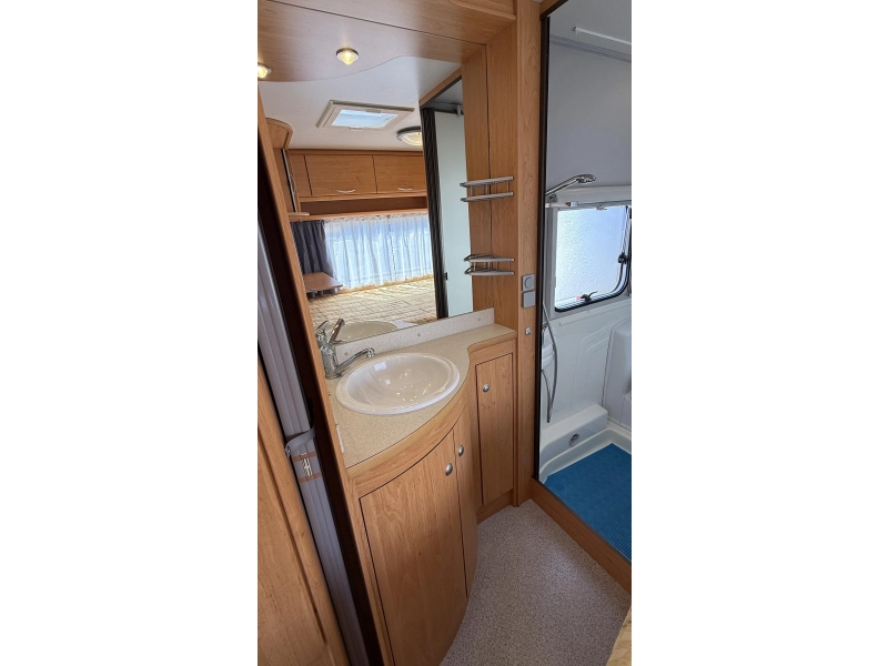 Knaus Blue Line 450 TF frans bed rondzit toilet  foto: 4