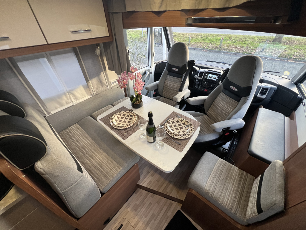 LMC EXPLORER SPORTLINE 745 CAMA QUEEN+CAMA ABATIBLE 2X PANEL SOLAR foto: 1