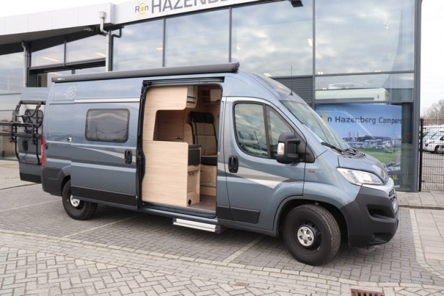 Autocaravana compacta Boxstar Street 600 del establo de Knaus compacta 5.99 m cama transversal Fiat 140 cv (47 foto: 15