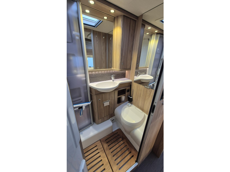 Hymer Exsis-I 588 EX Euro 6 / Lengtebedden  foto: 9