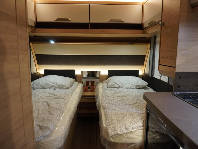 Knaus Sudwind Black Selection 460 EU ENKELE BEDDEN  foto: 1