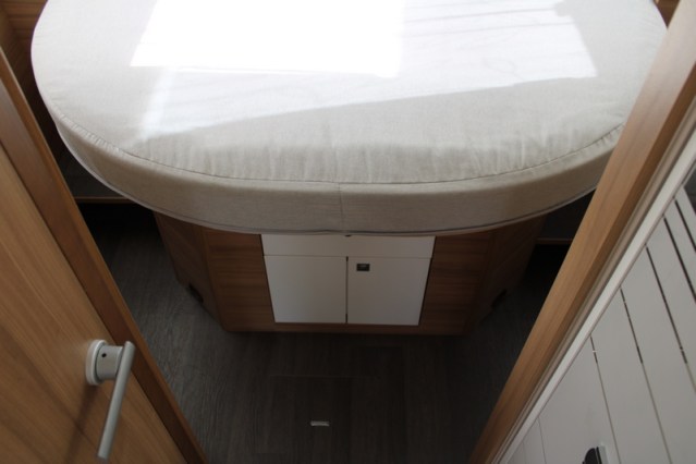 Adria Coral S 670 SC met elektrisch in hoogte verstelbaar Queensbed slechts 40801 km (65  foto: 45