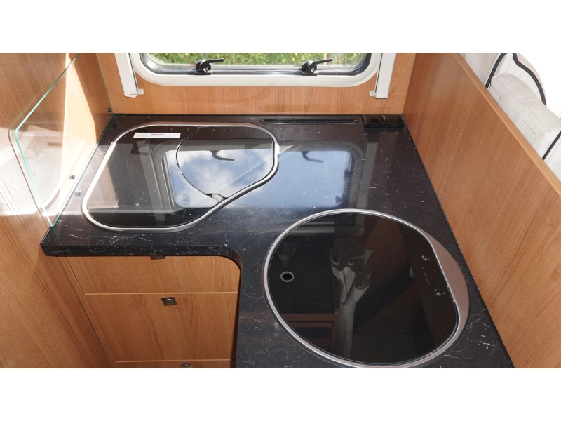 LMC Breezer 730 H Lengte bedden en hefbed  foto: 9