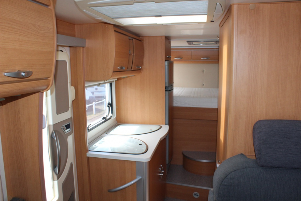 Knaus Sun Ti 700 Meg, Cama transversal, Garaje, Asientos delanteros giratorios, Media dinette, banco de asientos. A&ntilde;o 2008 Marum (Groningen) foto: 6