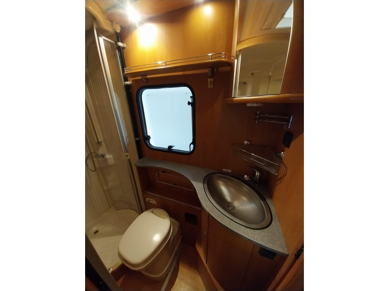 Dethleffs Globetrotter 6844 RT met mooi fransbed  foto: 10
