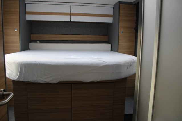 Dethleffs 7052 DBM Just 90 Queenbed + hefbed riante garage (94  foto: 39
