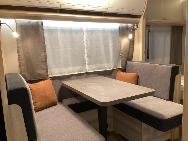 Hobby De Luxe 460 SFF Cama independiente/Ducha foto: 1