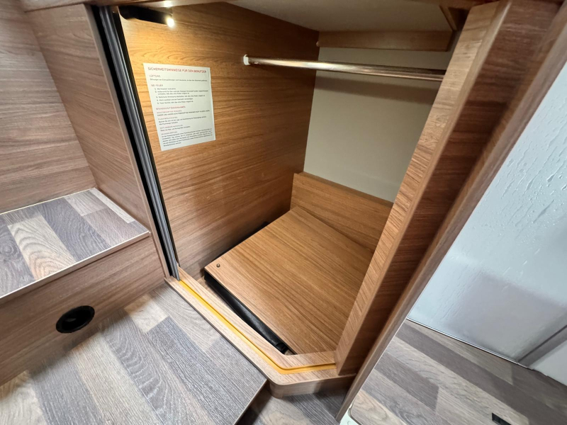 Weinsberg CaraSuite 700 ME EH478 ensuite badkamer  foto: 11