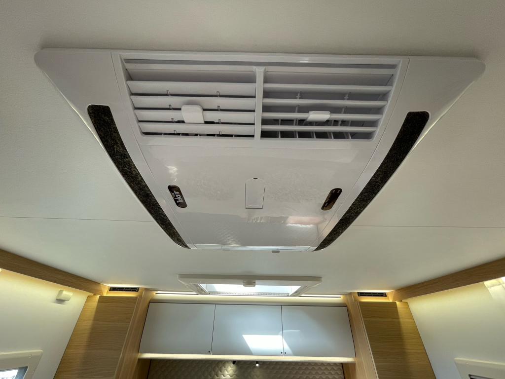 Adria MATRIX PLUS 670 DC QUEENSBED+HEFBED 2025! foto: 13