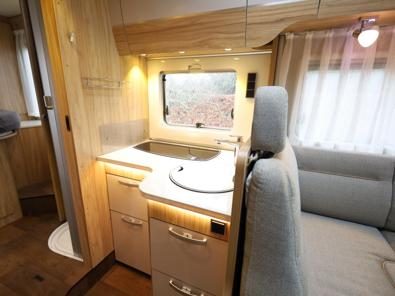 Hymer T 698 CL Queen bed photo: 5