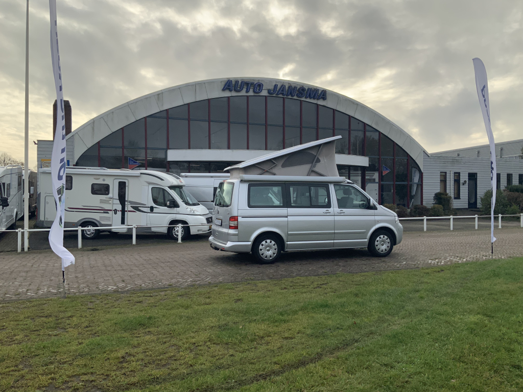 VW Westfalia California 2.5 TDi 130 PS, 5 Sitzpl&auml;tze, 4 Schlafpl&auml;tze, Elektr. Hubdach / Seitent&uuml;r, Bj 2006 Camper Centrum On the Road am Noorderringweg 4 in Marum. Foto: 28