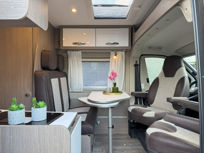 Pössl 2Win Plus 600 D-line 140 pk AUTOMAAT 9-Traps Euro6 Fiat Ducato NIEUW **Slechts 6 meter/Groot dwarsbed/4 zitplaatsen/Luifel/Apple foto: 1