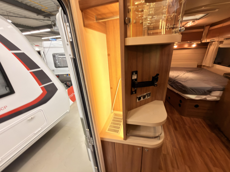 Knaus Sudwind Exclusive 580 UF mover+avance+aire acondicionado de banco foto: 21