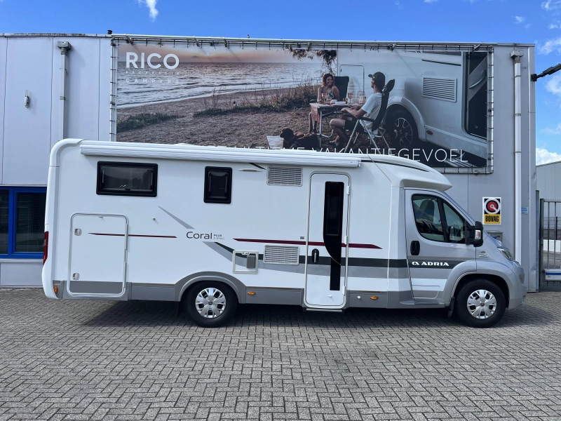Adria Coral S 670 SL camas longitudinales/5 plazas con cintur&oacute;n foto: 1