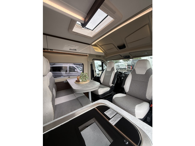 Karmann davis 620 9 traps automaat buscamper 141 pk euro 6 lengte bedden luifel hordeur uitzwenkbare fietsendrager zonnepanneel foto: 22