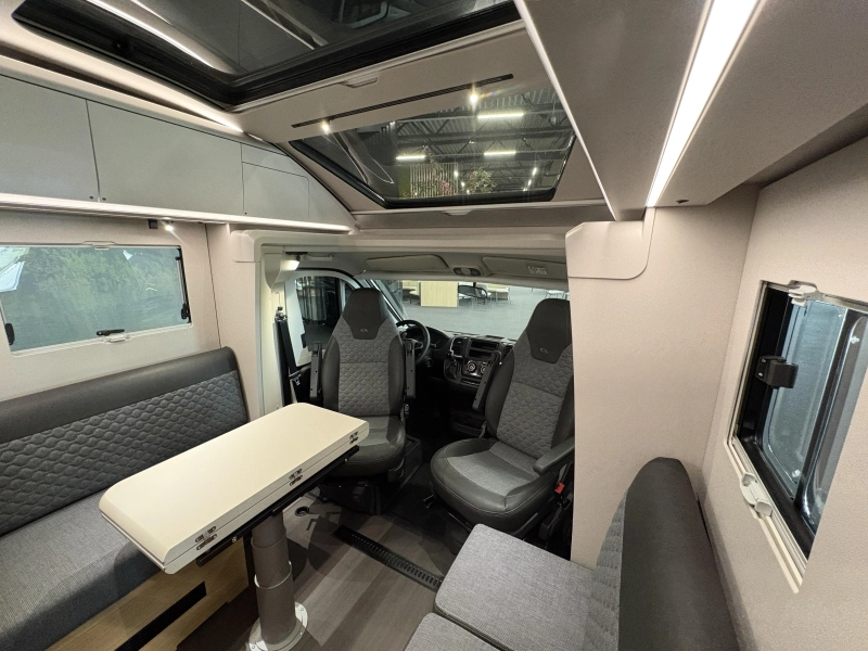 Adria Coral Plus 670 DC queensbed / automaat  foto: 19