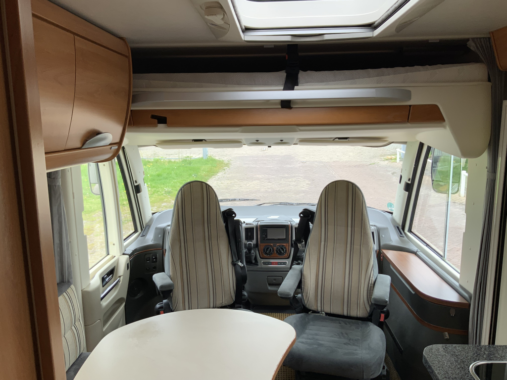 Hymer B 504 SL Integral, Equipado con cama individual trasera y cama abatible delantera, aire acondicionado de motor, chasis Alko, etc., A&ntilde;o 2009 Camper centrum on the road foto: 9