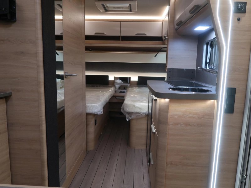 Knaus Sudwind Black Selection 460 EU ENKELE BEDDEN  foto: 14