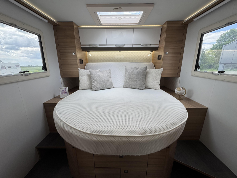 Adria Matrix Plus 670 DC Queensbed Hefbed Omvormer  foto: 2