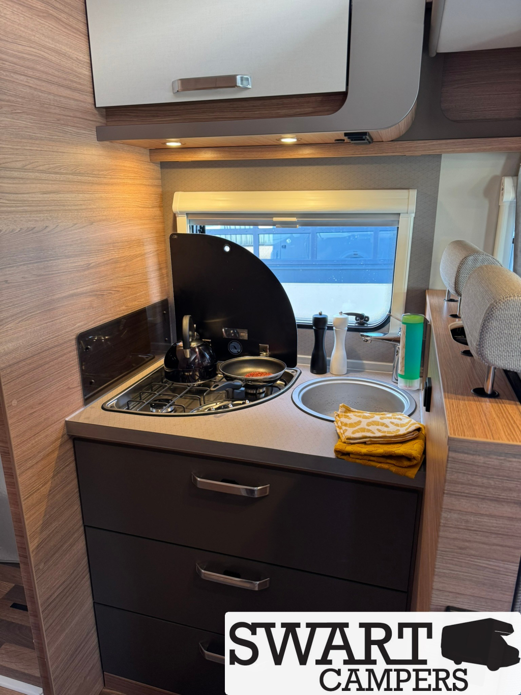 Weinsberg CaraSuite 700 ME, 180 pk Automaat 5 gordelplaatsen Hefbed Enkele bedden foto: 13