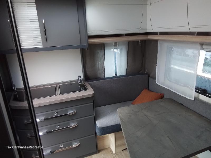 Hobby De Luxe 400 SFE kompakter Wohnwagen Foto: 3