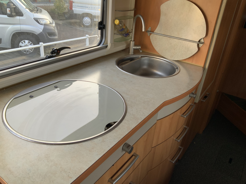 Hymer B 614 2.8 JTD 146 PK Integraal, Dwars – bed & Hef-bed, Garage etc., Bj. 2005 Camper centrum on the road foto: 13