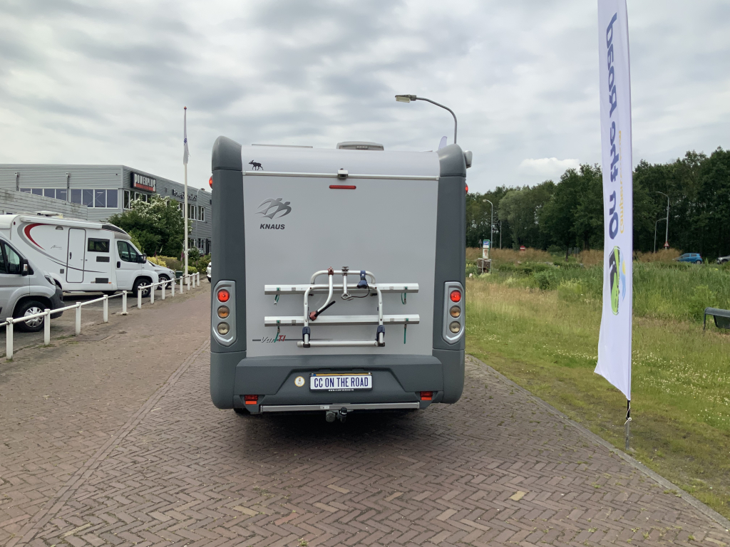 Knaus Van Ti 600 ME – Compleet 3 liter 160 PK Half-integraal, vastbed, halve- treinzit, draaistoelen Camper centrum on the road foto: 32