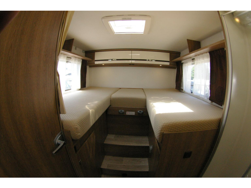Dethleffs Trend I 7057 Enkele bedden, Hefbed.  foto: 13