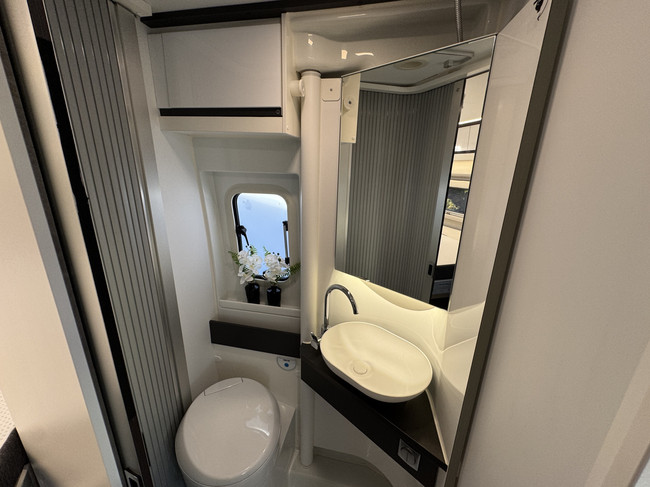 Adria Twin Supreme 640 SGX 180 pk AUTOMAAT 9-Traps Euro6 Fiat Ducato 8 Maxi **Lengtebedden in hoogte verstelbaar/4 zitplaatsen/Luifel/ foto: 21