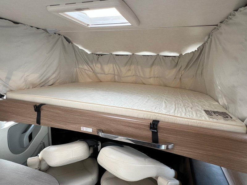 Bürstner Aviano I 727 queensbed hefbed 150PK  foto: 18