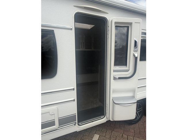 Fendt caravan BRILLANT 650 in nieuwstaat Queensbed  zakluifel Thule mover Truma xt hordeur leder tv dakairco truma groot dakluik oven  xxl koelkast