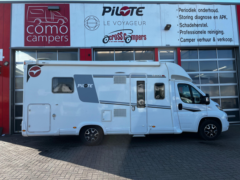 Camping-car Pilote P 726 FC, lit central photo : 3