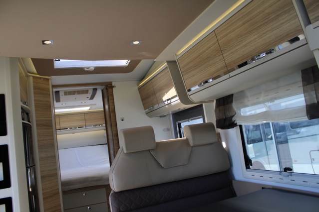 Robuuste Adria Matrix M 670 SK AUTOMAAT 5 gordelplaatsen Queensbed + hefbed (71  foto: 24