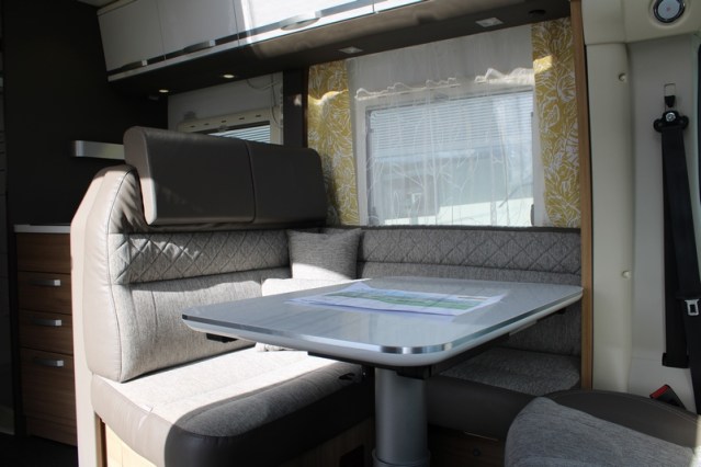 Adria Coral S 670 SC met elektrisch in hoogte verstelbaar Queensbed slechts 40801 km (65  foto: 23