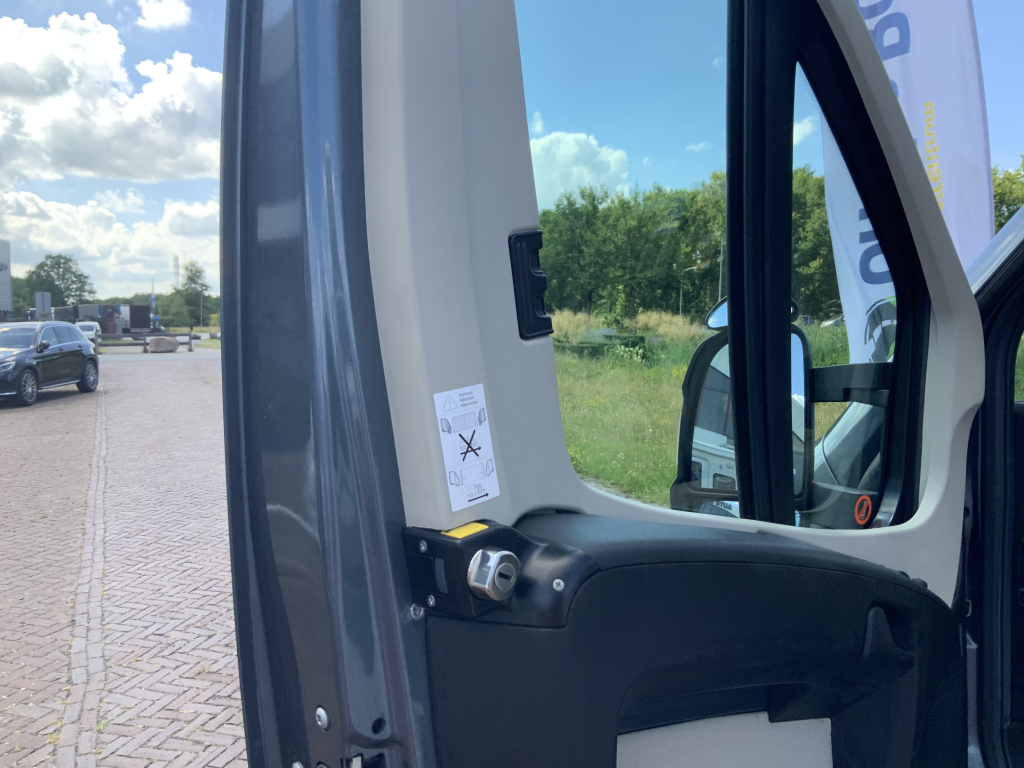 Knaus Van Ti 600 2.3 130 PK Half-integraal, Dwars-bed, Halve- treinzit, Draaistoelen, etc. Bj 2013 Camper centrum on the road Marum foto: 17